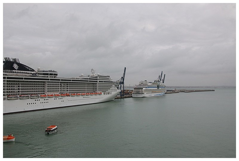 More cruise ships entered later, the MSC 'Splendida using 2 tugs, the AidaBlu entered after the high winds.