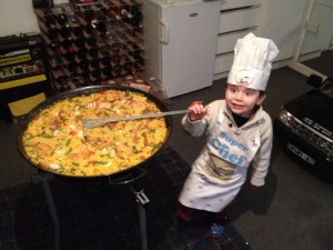 Olly, le Master Chef.  Preparing Paella