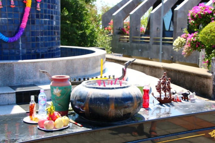 Here, relatives can leave offerings to their departed; a tray with brandy, water and glasses; a boat; some fruit