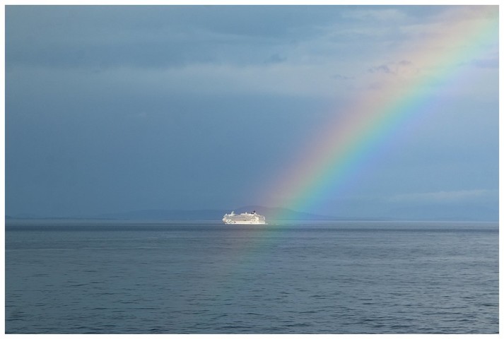 Approaching Victoria and the "Norwegian Pearl" is over a pot of gold :-)